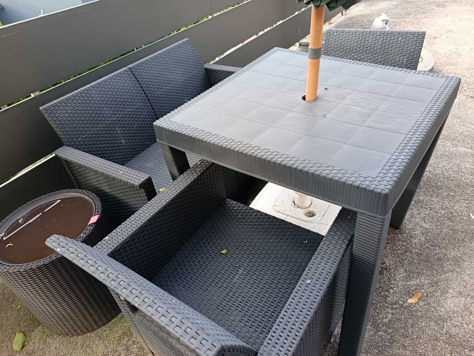 Mesa de jardim com duas cadeiras individuais e uma de dois lugares, guarda sol com a base incluído.