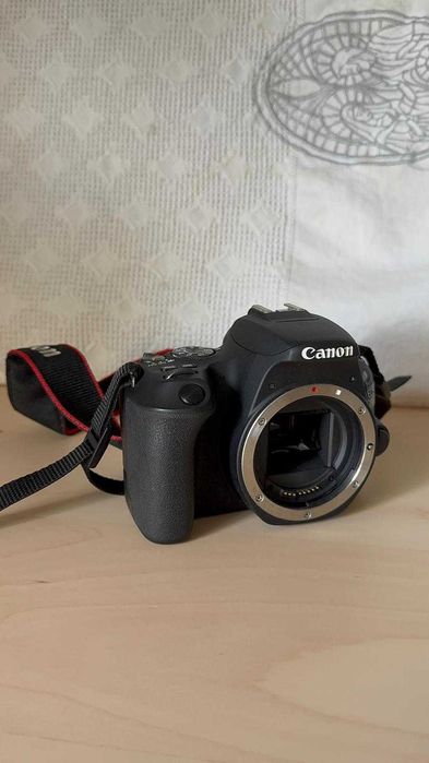 Canon EOS 200D + Objetiva EF-S 18-55mm f/3.5-5.6 III + Bolsa | Como Nova