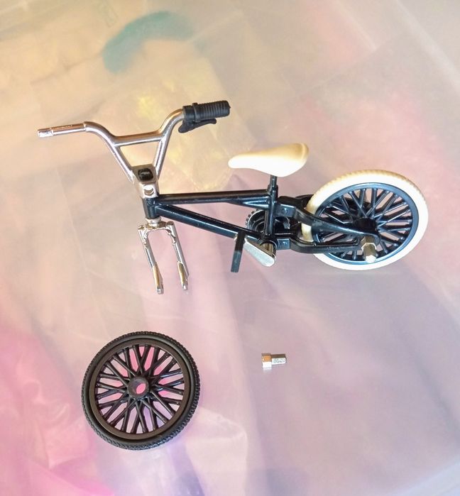 Bicicleta BMX miniatura 12cm para reaproveitar.