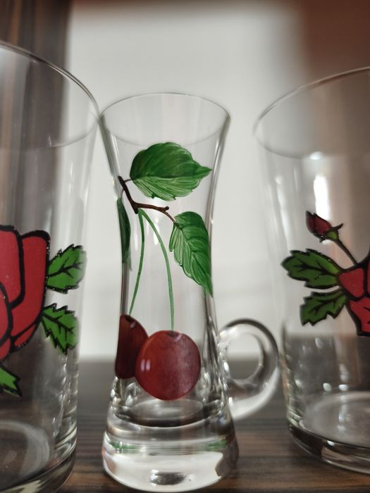 Szklanka z różą kieliszek do likieru wisienka PRL