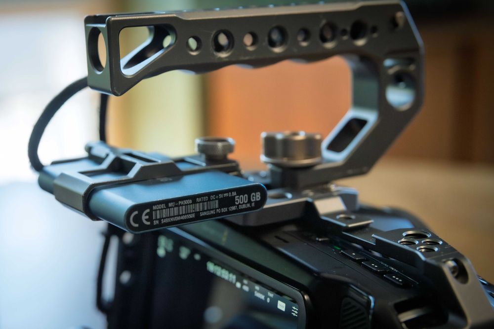 Blackmagic Pocket 6K EF + klatka TIlta + 2x 512 gb SSD T5 + baterie i ładowarka V-lock