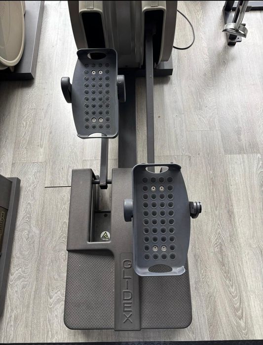 2 elípticas TechnoGym- Ginásio