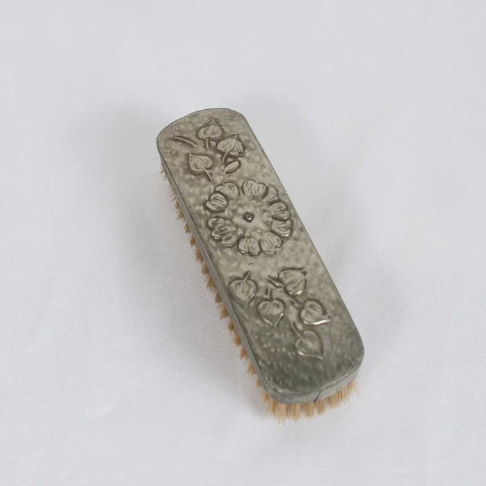 Par de escovas antigas em estanho trabalhado