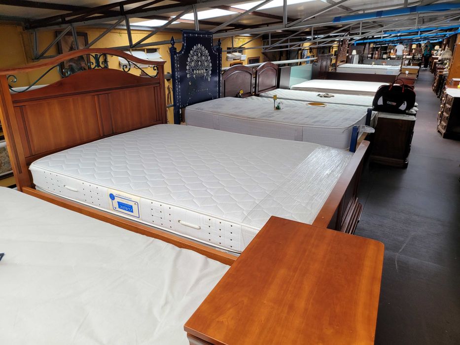 Excelente cama em madeira maciça com estrado e colchão - ópti