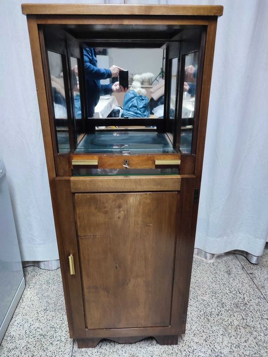 Antiga vitrine/oratório em madeira maciça