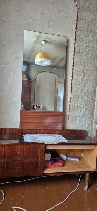 Отдам даром трюмо и полочки для книг