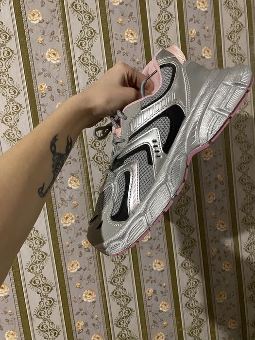 Новые кроссовки 40 размер