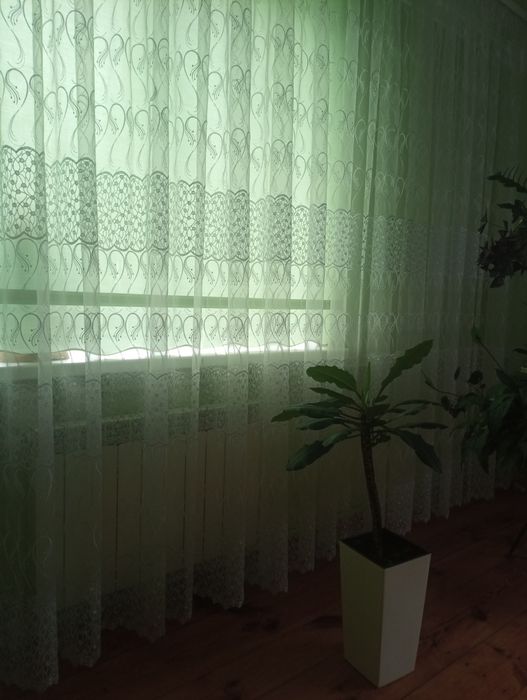Тюль на вікно в хорошому стані.