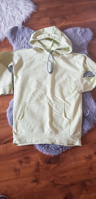 Bluza z kapturem i wyciecia na ramionach S/M