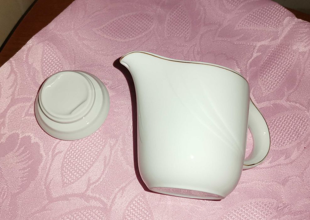 Biały ceramiczny dzbanuszek do kawy, herbaty