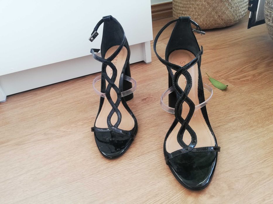 Sandálias pretas de salto Schutz