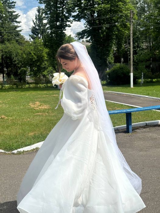 Весільна сукня з розрізом
