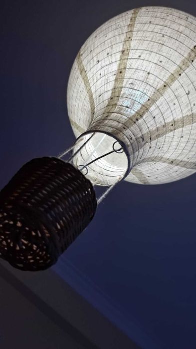 Candeeiro em forma de balãoem tecido e cesto de verga