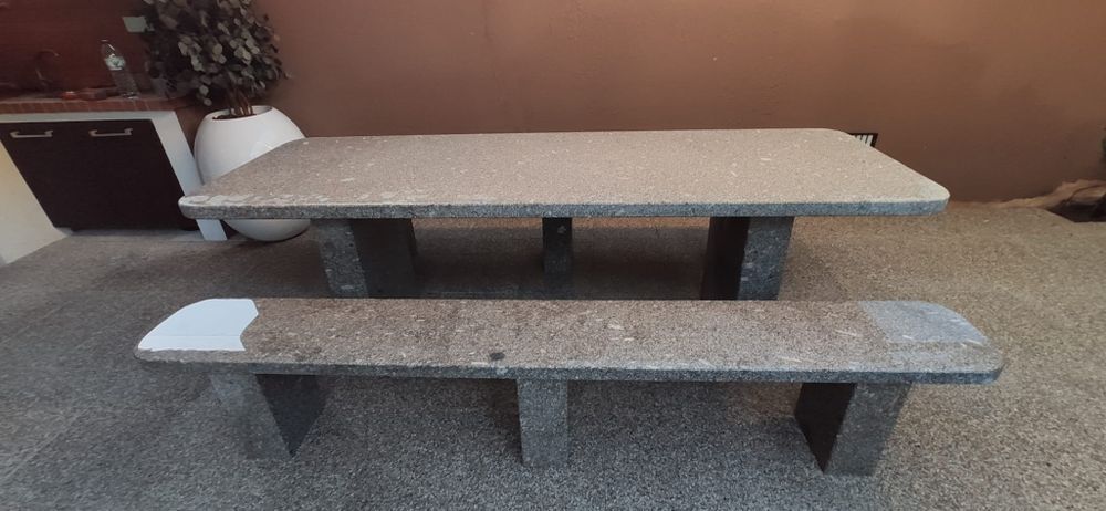 Mesa em granito amarelo ou cinza