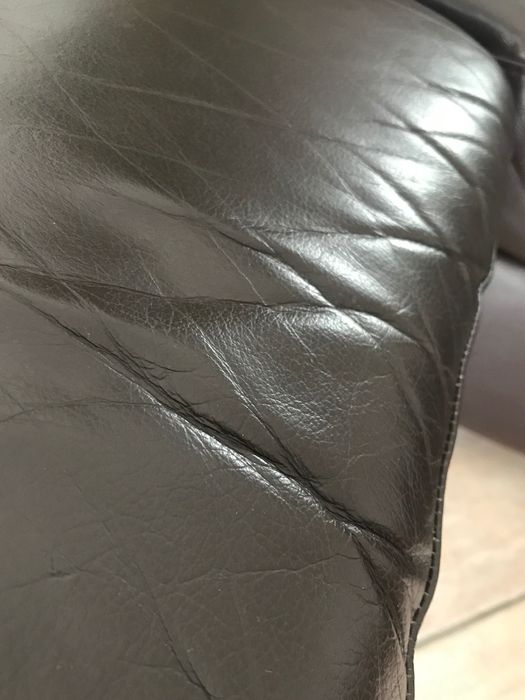 Sofá de canto em pele castanho