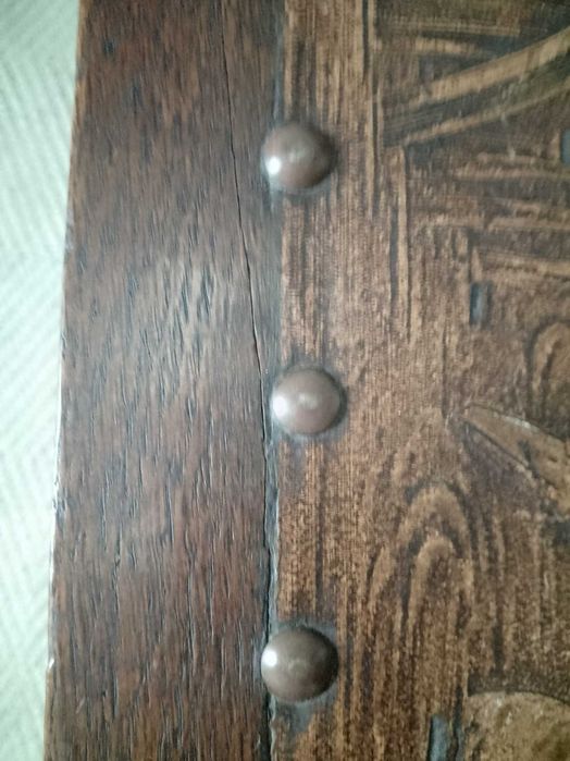 Mesa de apoio, estilo, em carvalho, com relêvos