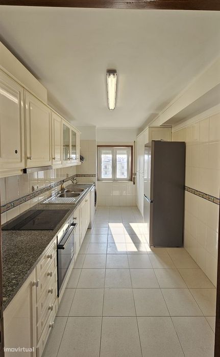 Arrendamento de apartamento T4 na Rua Marinha Andril, 2