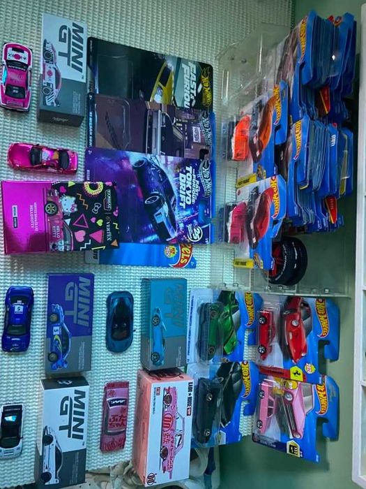 Colecao de hot wheels, Mini Gt e tarmac e parteleira incluida