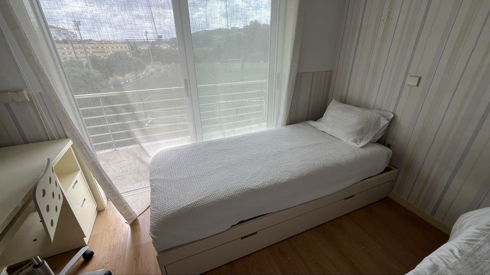 Cama de Solteiro de Madeira Lacada
