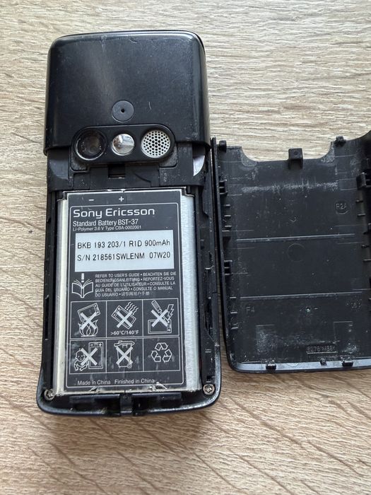 Telefon Sony Ericsson K610im z ładowarką.