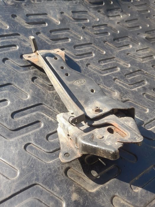 Замок капота для Киа Соренто 1