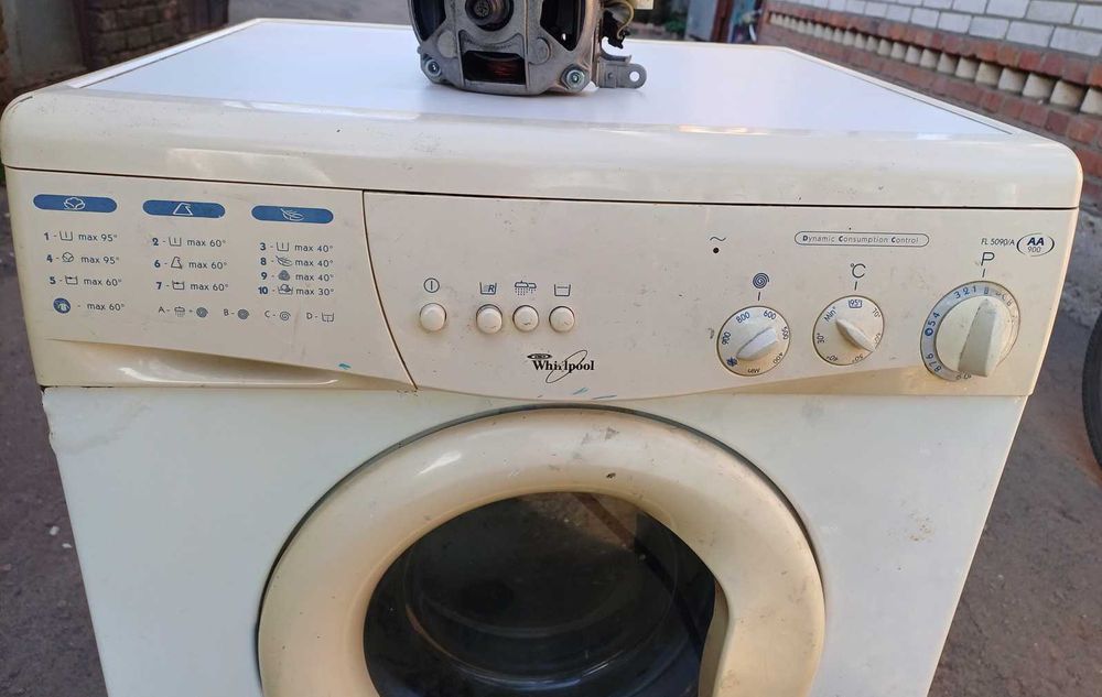 Продам стиральную машинку на запчасти  Whirlpool  FL5090/A