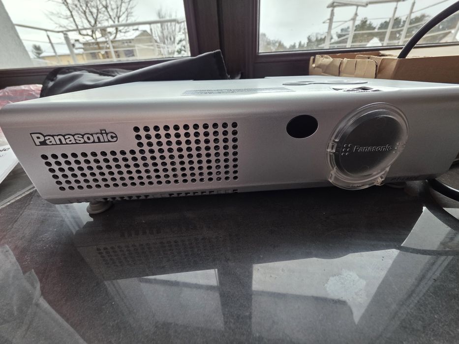 Projektor Panasonic PT-LM2E kino domowe, prezentacja