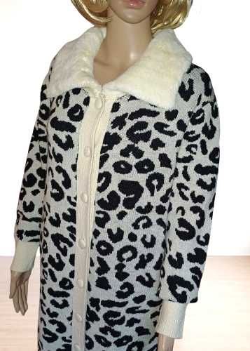 Swetrowy płaszcz z futerkowym kołnierzem