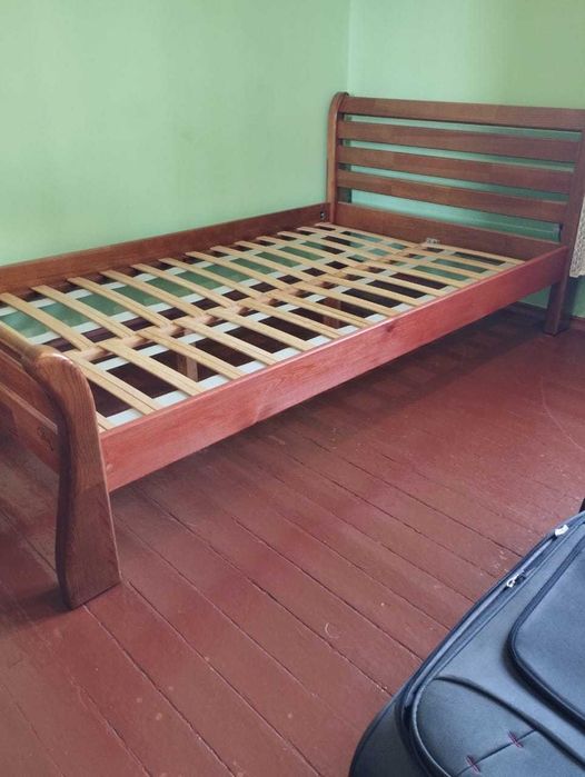 Ліжко з натурального дерева