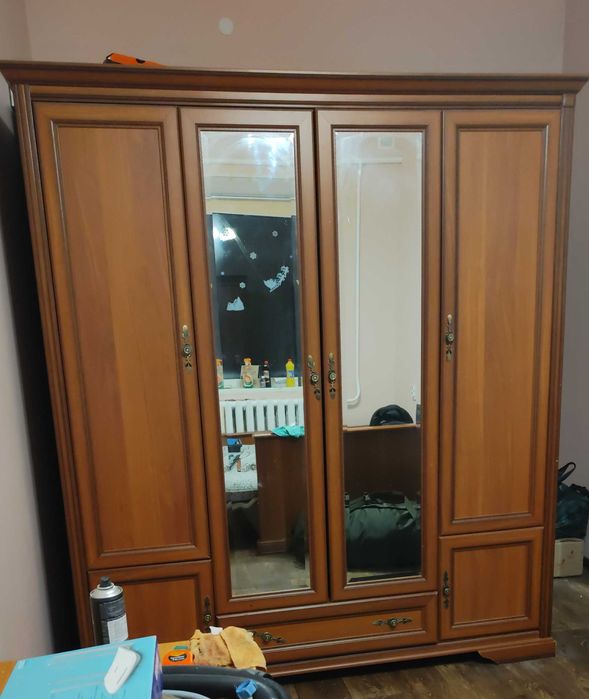 Продається меблі для спальні(Шкаф+Тумбочка)