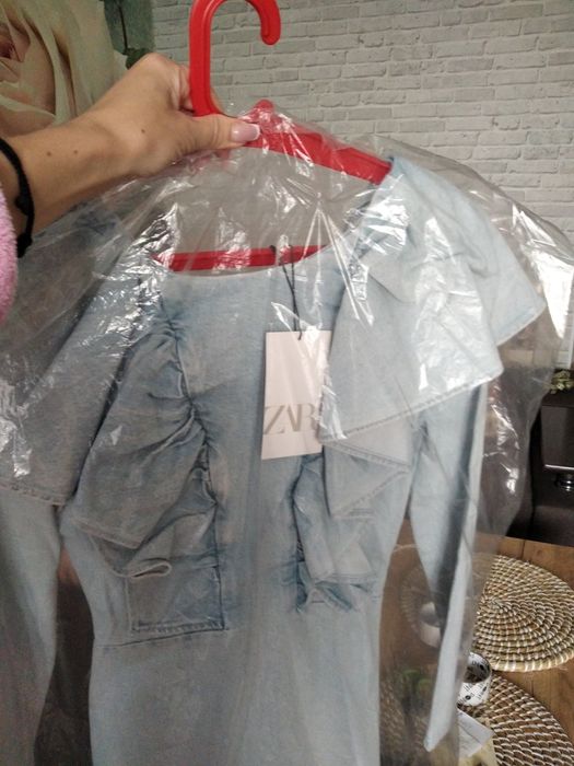 Джинсова інстаграмна сукня від Zara