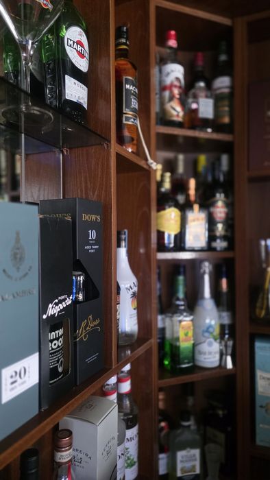 Bar de Canto em Madeira com Espelhos e Iluminação – Excelente Estado
