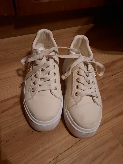 Buty damskie na wyższej podeszwie