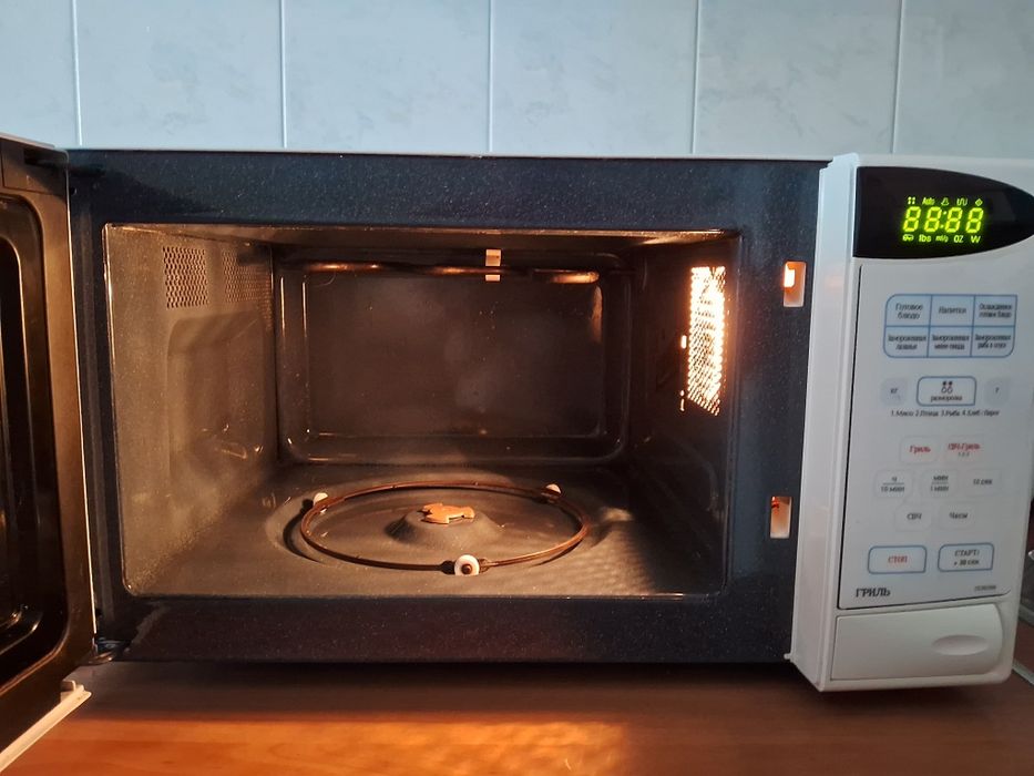 Микроволновка "Samsung" 23л, 850Вт с грилем под ремонт или на запчасти