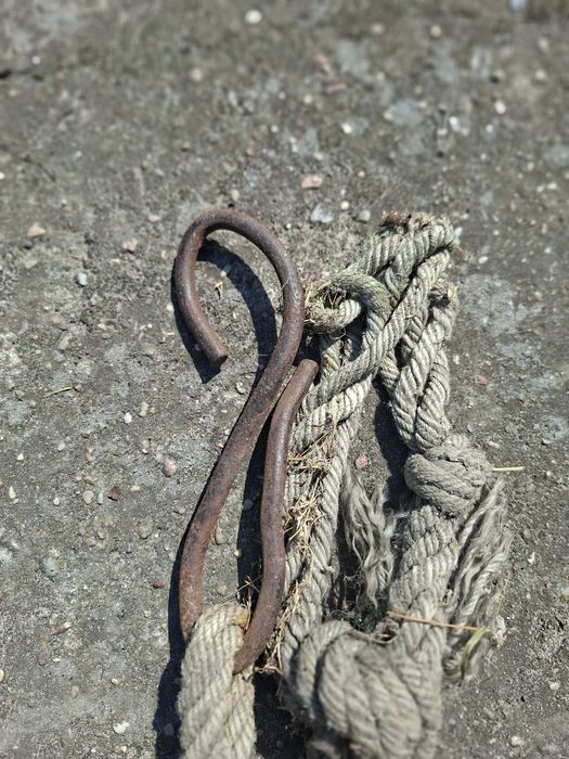 Lina z metalowym hakiem