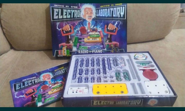 Дитячі речі: Іграшки, мольберт,ланчбокс,альбоми