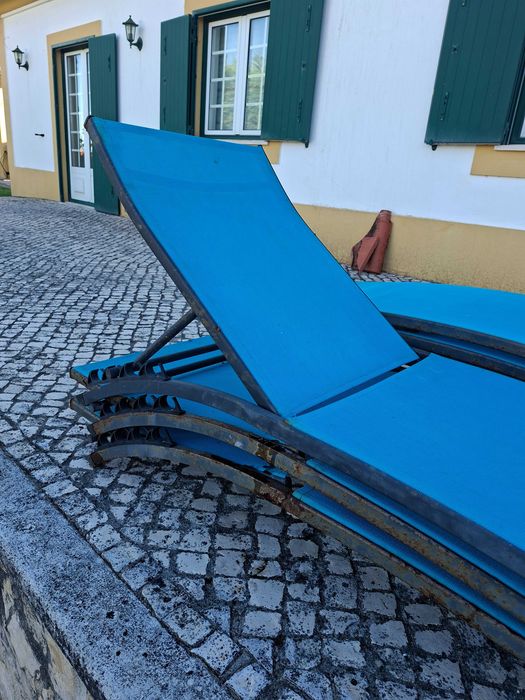 espreguiçadeiras em ferro de rede para restauro