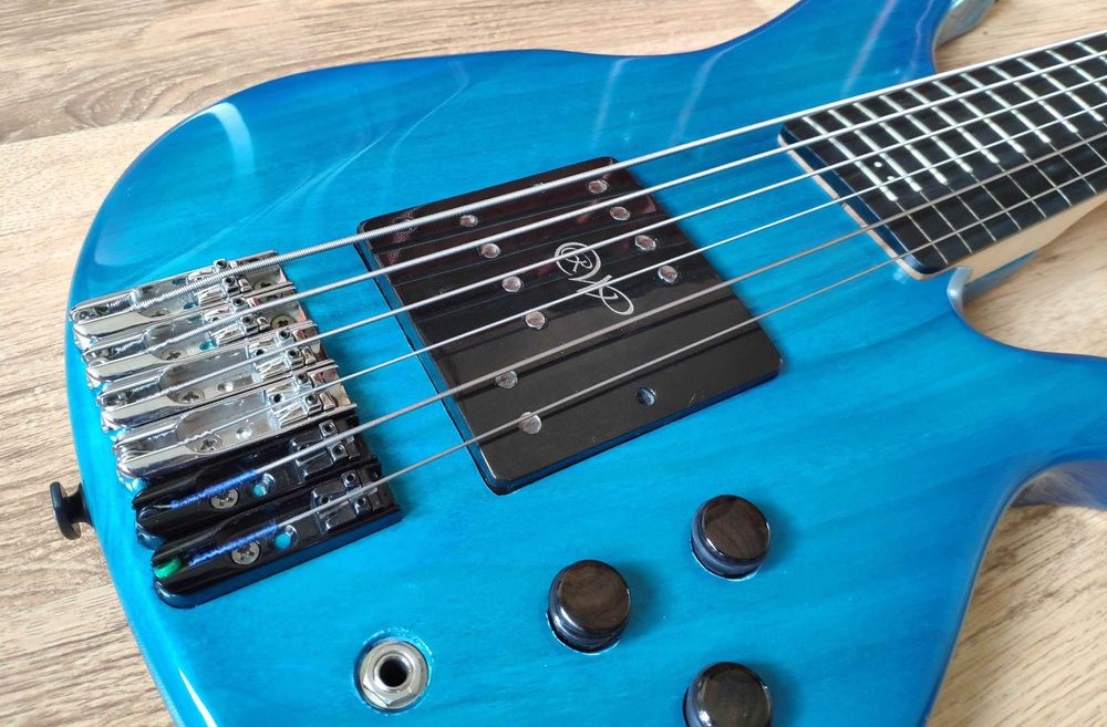 Gitara basowa hybryda, 6-cio strunowa