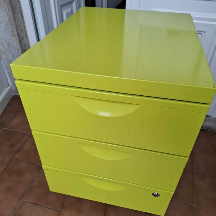 Móvel de três gavetas verde com rodinhas