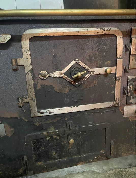 fogão grande de lenha rústico em ferro