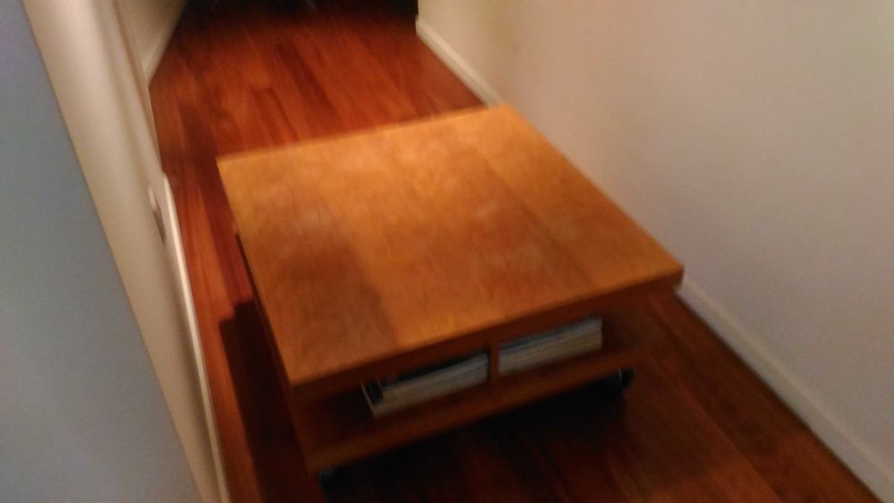 Mesa de centro em madeira de cerejeira.