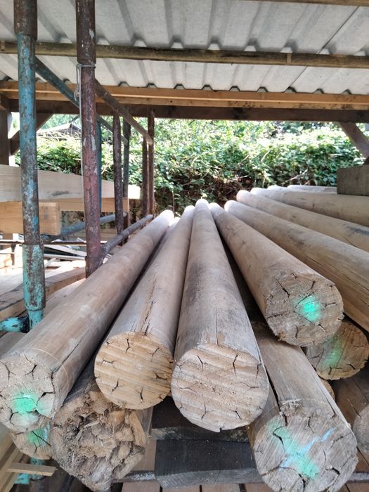 Słupy toczone  koło 40 szt -20 zł