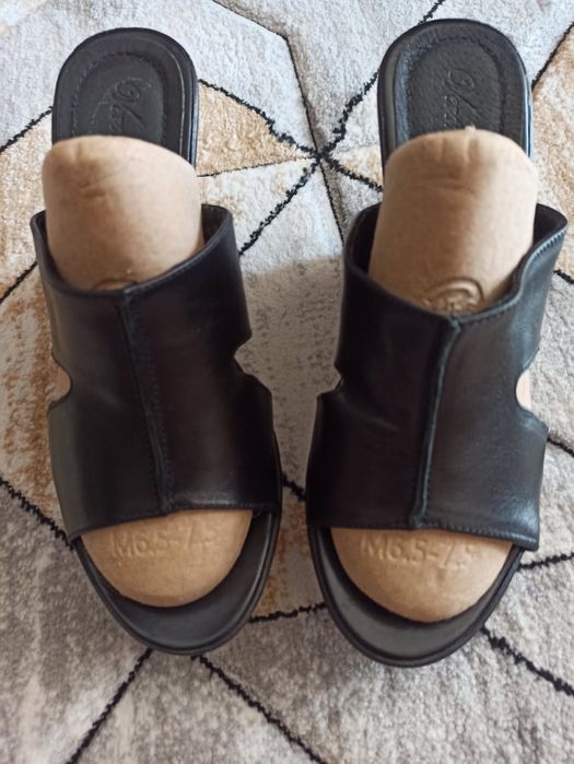 Skórzane klapki Veronii na koturnie 38