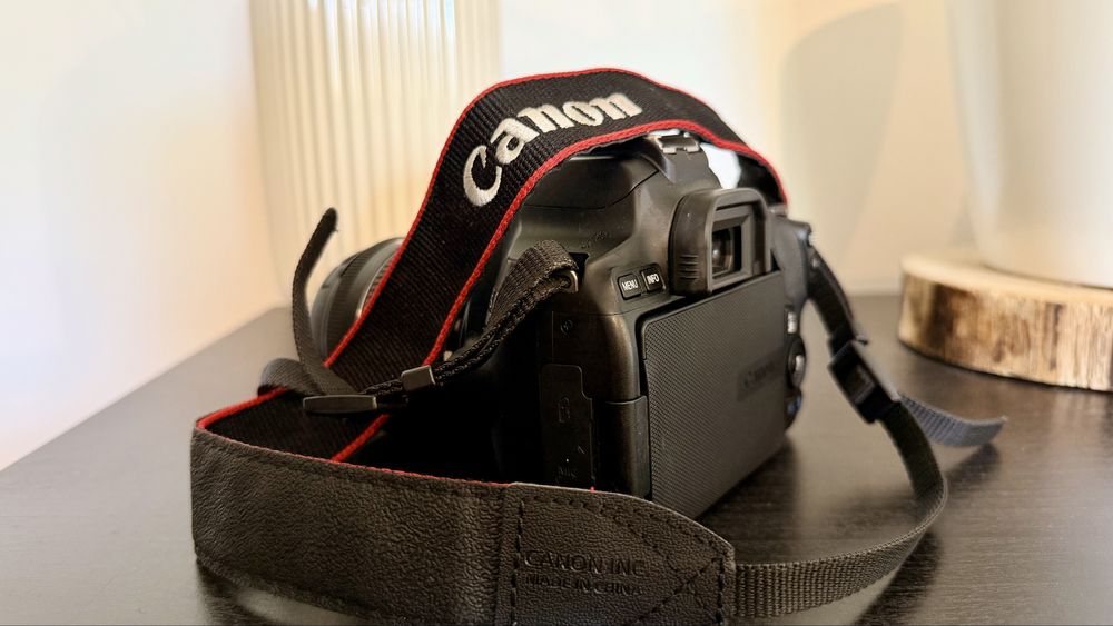 Canon EOS 250D + lente 18-55mm