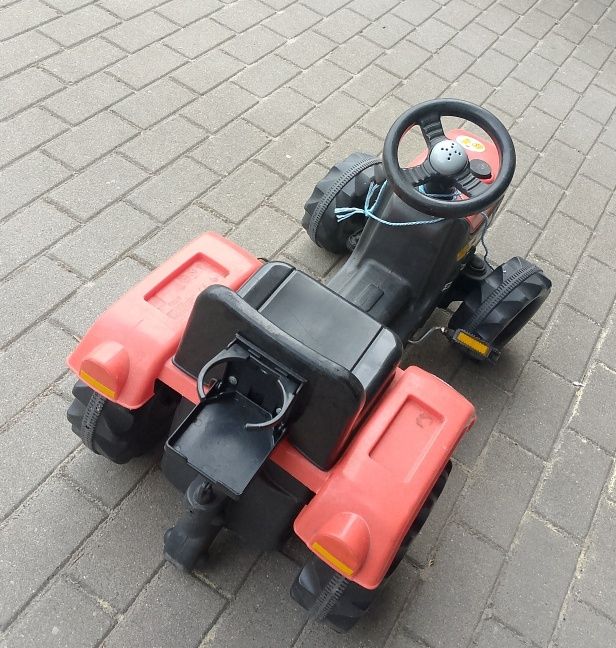 Zabawka traktorek na pedały