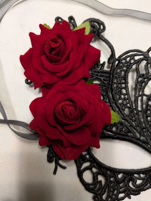 Maska na twarz z różami, nowa