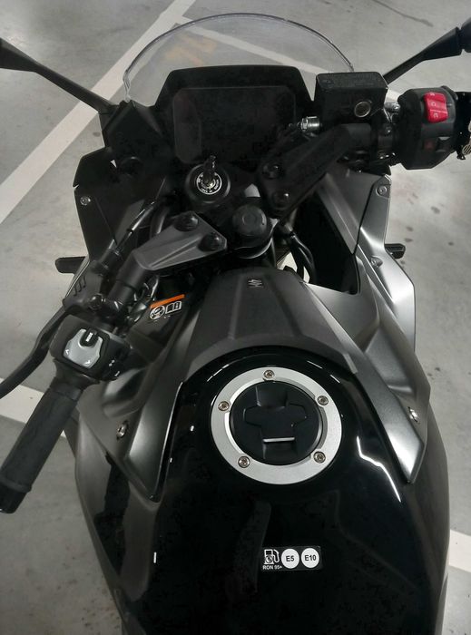Suzuki gsx 8r como nova