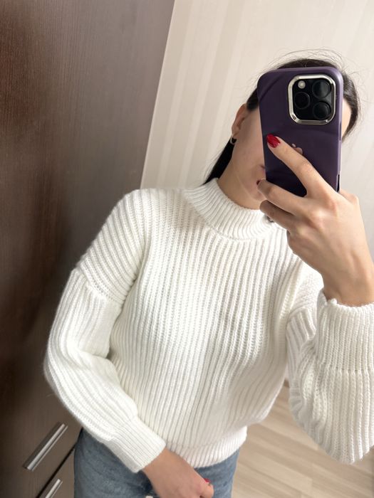 Новий дуже гарний светр молочного кольору