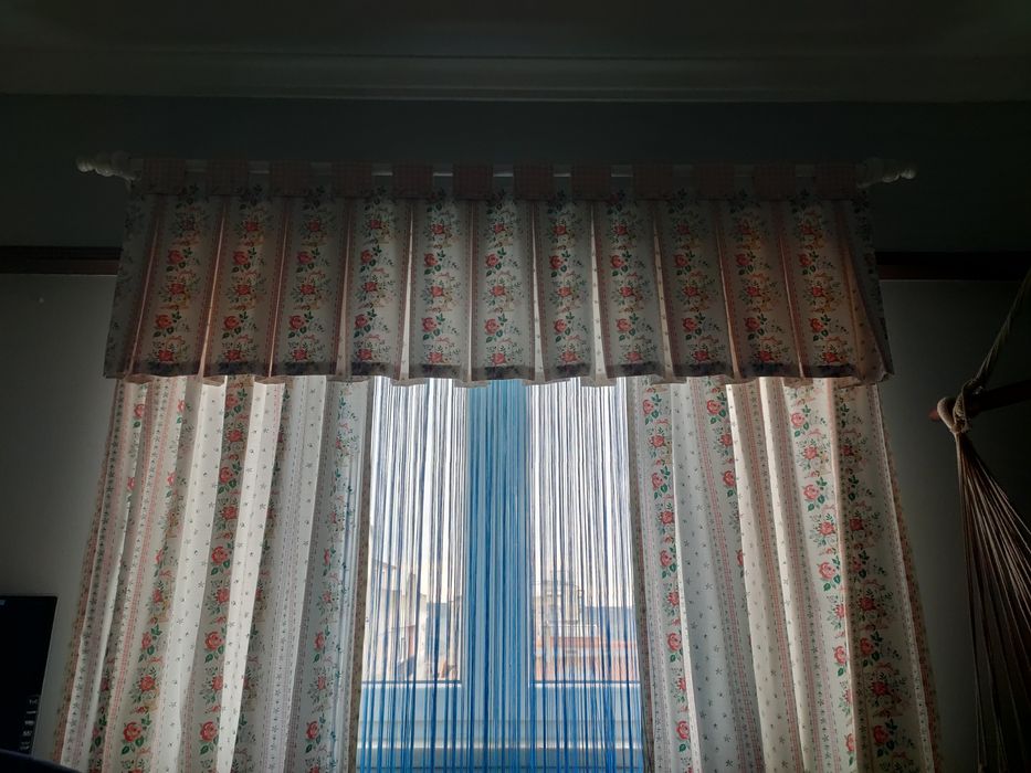 Cortinados com varão e calhas de quarto de menina