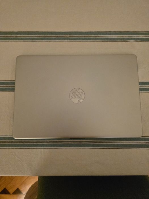 HP Laptop 15s-eq2xxx – Ryzen 7 5700U • 12GB RAM • SSD•Excelente estado